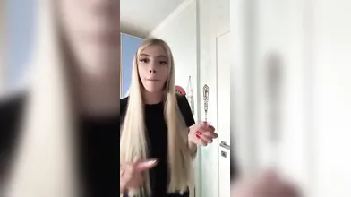 Perché preoccuparsi se paghi per vedere il mio seno e io guadagno soldi veri