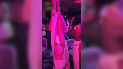 Ragazze hot in discoteca pronte a divertirsi