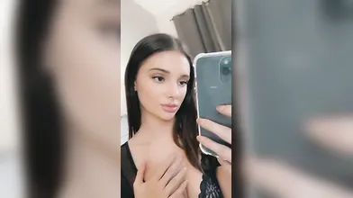 Selfie hot di mora sexy in body nero aderente