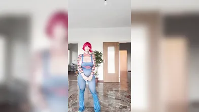 Mady, splendida donna formosa, si spoglia e mostra il corpo nudo