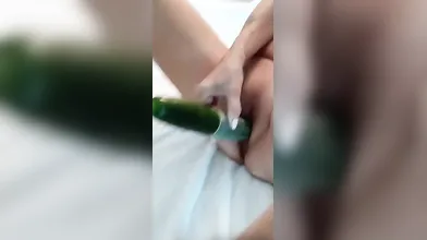 Si eccita stimolandosi con un cetriolo ricco di piacere