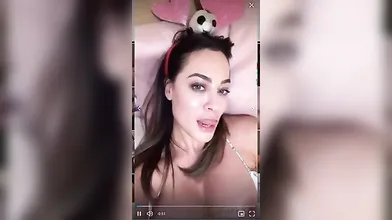 Paola Saluino napoletana sexy mostra il topless provocante