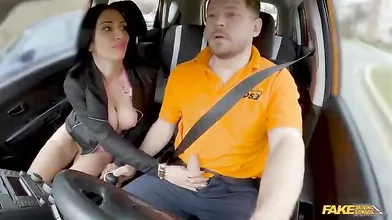 Giulia Diamond si fa scopare durante l'esame di guida