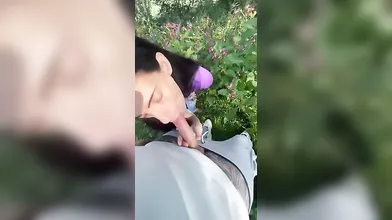 Moglie porca si gode un bocchino all'aperto