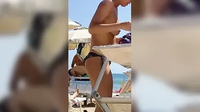 Milf hot in topless sulla spiaggia italiana