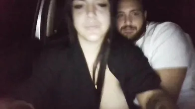 Sex in auto con coppia napoletana e lei dal seno esplosivo