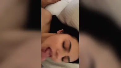 Ragazza al primo piano si fa coprire di piacere sul viso