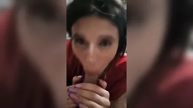 Giovane fidanzata eccitata che adora i pompini e la sborra