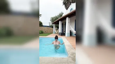 Mady Gi0 si diverte nuda in piscina su OnlyFans