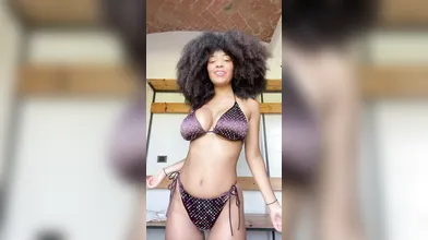 Bella ragazza milanese con forme mozzafiato