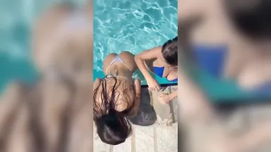 Shinra in piscina accarezza il seno dell'amica