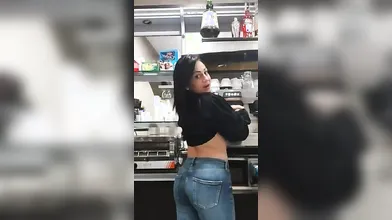 Barista sarda con grosse tette mostra tutto al bar