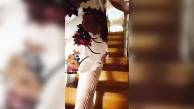 S1ria show di spogliarello e giochi con il ditalino in lingerie bianca OF