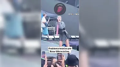 Rose Villain mostra le gambe in concerto con uno spacco mozzafiato