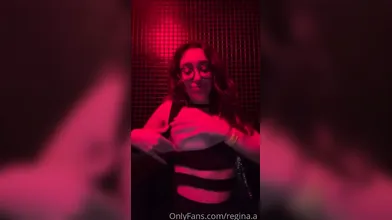 Regina sfoggia il seno sensuale in discoteca