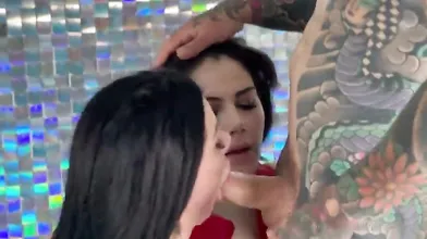 Priscilla e Valentina si godono un doppio ingoio con un tatuato