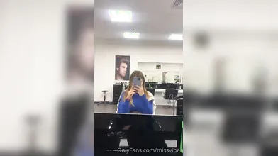 Milf italiana sexy e senza slip dal parrucchiere e in macchina