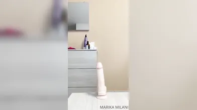 Marika Milani si gode un vibratore anale su OnlyFans