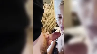 Bionda napoletana pompinara con viso coperto di sborrata