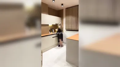 Regina Dorita si fa scopare in cucina su OF