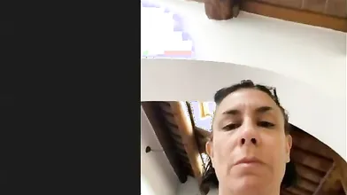 Milf di Ferrara si rade la vagina folta con il rasoio