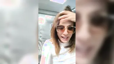 Selene: pompinata hot con sgocciolata in viso nell’ufficio proibito