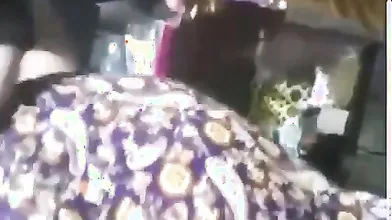 Impiegata pugliese sposata si concede a cliente per sesso e preliminari nel negozio