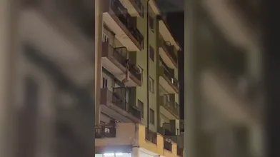 Amante senza veli sul balcone fugge al ritorno del tradito