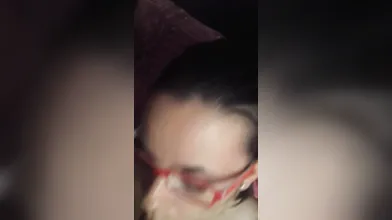 Ragazza con occhiali che riceve un facciale intenso