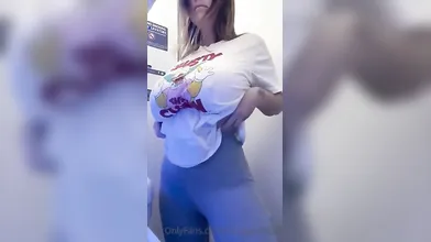 Mady si scopa nel bagno dell’aereo in un incontro bollente