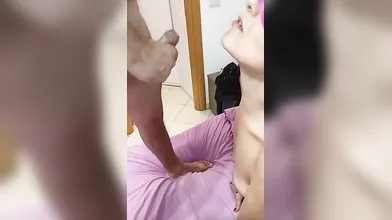 Ama ricevere la sborra in bocca con piacere