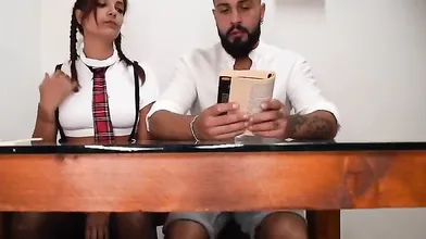 La studentessa sexy con il compagno di scuola pronta a tutto