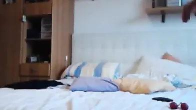 Alice si masturba in cam mostrando il volto sexy