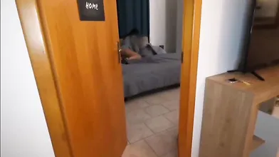 La scopre a masturbarsi e la scopa senza pietà come una vera troia