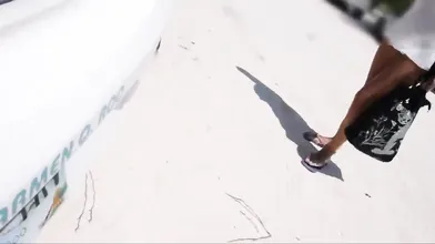 Mostra il seno in auto e accende il desiderio del tassista