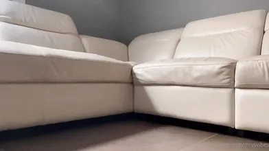 Mi ha penetrata sul divano tra tette e culi