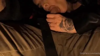 N3st1sg video hot: pompa e ingoia il fidanzato in auto su OF