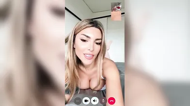 Tami seduce il figliastro con una sega nei bagni della scuola OF