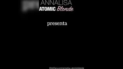 Bionda sexy si eccita con plug anale su OnlyFans