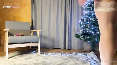 At0mic4, bionda sexy, si masturba per Natale su OF