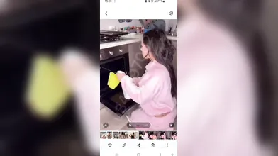 Aur4 sorpresa nel forno scopata a pecorina dall'inquilino su OnlyFans