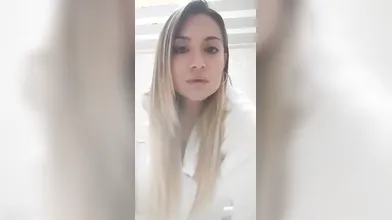 La mamma sexy si gode una masturbazione bollente in bagno