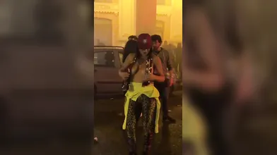 Priscilla Salerno mostra il topless provocante per strada su Forza Granata