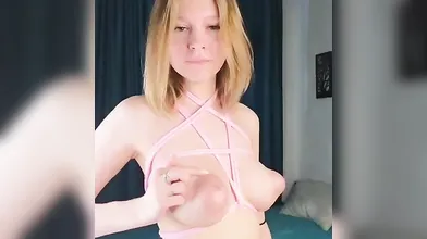 Ragazza rossa teenager con seni prosperosi e capezzoli pronunciati