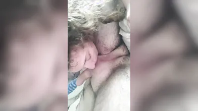 Giorgia mi fa una stimolante leccata ai testicoli