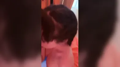 Soffio ardente della fidanzata formosa davanti allo specchio