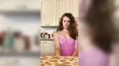 Ragazza italiana esibisce i piedi sporchi appoggiati sul tavolo