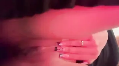 Ragazza italiana sfoggia seni e vagina in pieno centro commerciale