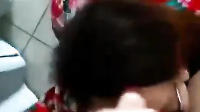 Ragazza provocante mostra la sua voglia al fidanzato tradito