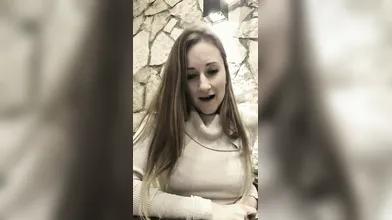 Seno prosperoso al ristorante hot